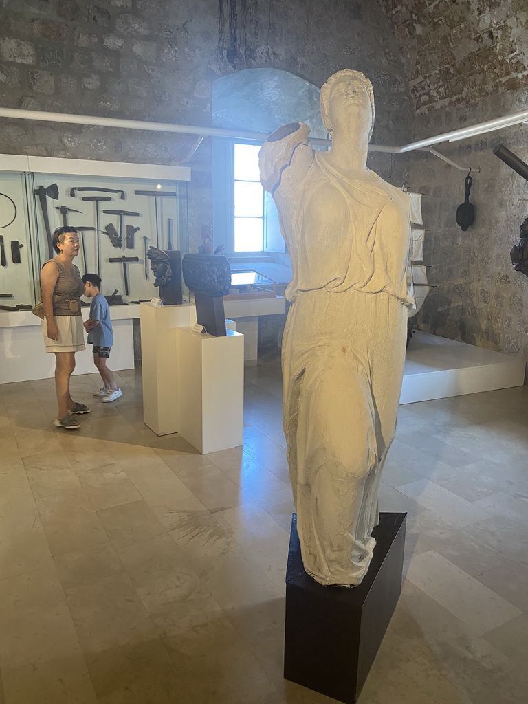 Miaomiao and Max with sculptures and tools at the upper floor of the Maritime Museum