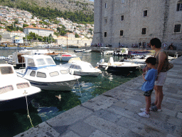 Miaomiao and Max with boats in the Old Port and the Tvrdava Svetog Ivana fortress