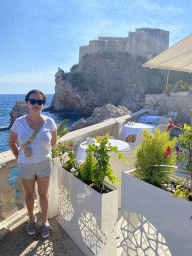 Miaomiao at the viewing point at the Brsalje Ulica street, with a view on Fort Lovrijenac