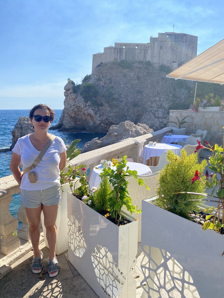 Miaomiao at the viewing point at the Brsalje Ulica street, with a view on Fort Lovrijenac