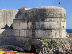 The Tvrdava Bokar fortress and kayaks at Bokar Beach, viewed from the viewing point at the Brsalje Ulica street