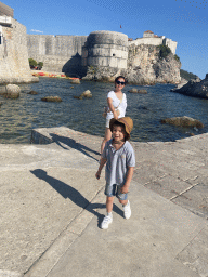 Miaomiao and Max at the pier at the Dubrovnik West Harbour, the Tvrdava Bokar fortress, Kolorina Bay and kayaks at Bokar Beach