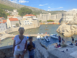 Miaomiao and Max on the staircase to the park just below Fort Lovrijenac, with a view on the pier and boats at the Dubrovnik West Harbour, the western city walls, the Tvrdava Bokar fortress, Kolorina Bay and kayaks at Bokar Beach