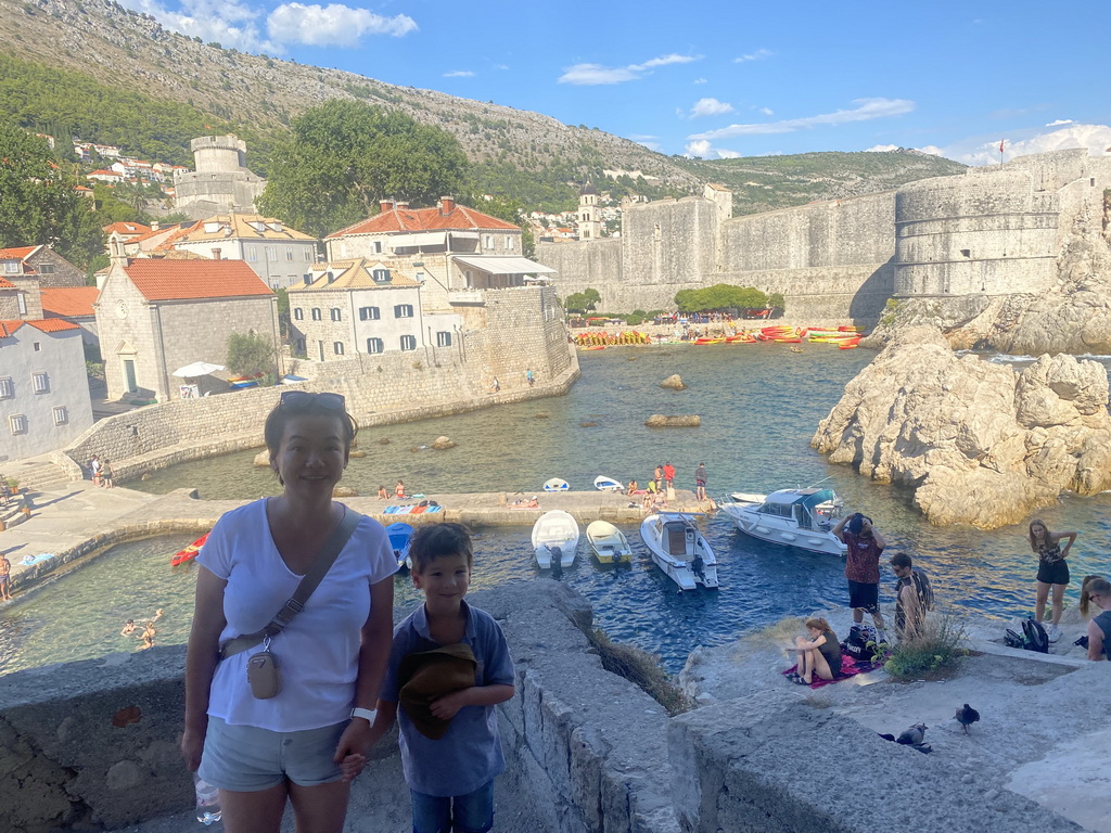 Miaomiao and Max on the staircase to the park just below Fort Lovrijenac, with a view on the pier and boats at the Dubrovnik West Harbour, the western city walls, the Tvrdava Bokar fortress, Kolorina Bay and kayaks at Bokar Beach