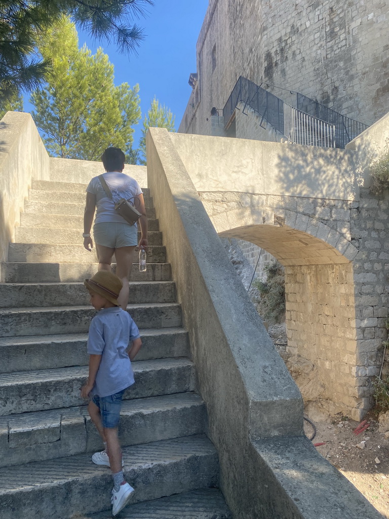 Miaomiao and Max at the staircase to Fort Lovrijenac