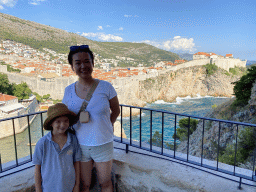 Miaomiao and Max at the entrance to Fort Lovrijenac, with a view on the Old Town with the Tvrdava Bokar fortress and the western and southwestern city walls