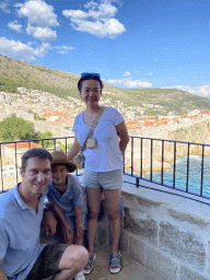 Tim, Miaomiao and Max at the entrance to Fort Lovrijenac, with a view on the Old Town with the Tvrdava Bokar fortress and the western and southwestern city walls