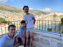 Tim, Miaomiao and Max at the entrance to Fort Lovrijenac, with a view on the Old Town with the Tvrdava Bokar fortress and the western and southwestern city walls