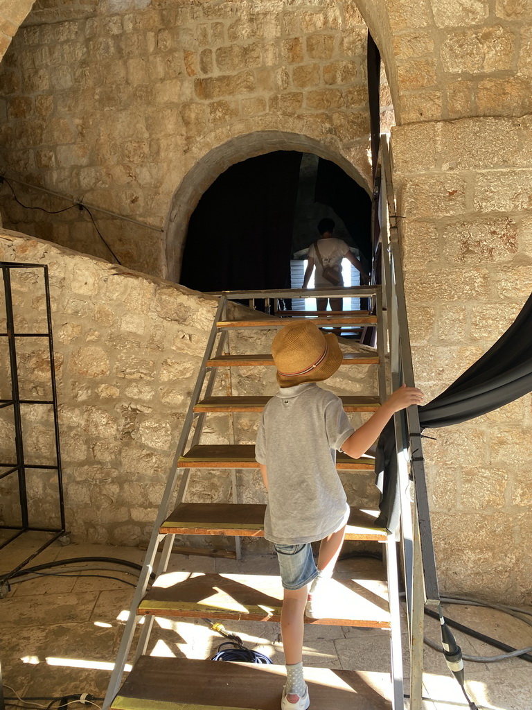 Miaomiao and Max on a staircase at the ground floor of Fort Lovrijenac