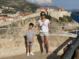Miaomiao and Max with a cannon at the first floor of Fort Lovrijenac, with a view on the Old Town with the southwestern city walls