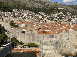 The Old Town with the Tvrdava Bokar fortress, the Pile Gate and the western and southwestern city walls, Kolorina Bay and kayaks at Bokar Beach, viewed from the first floor of Fort Lovrijenac