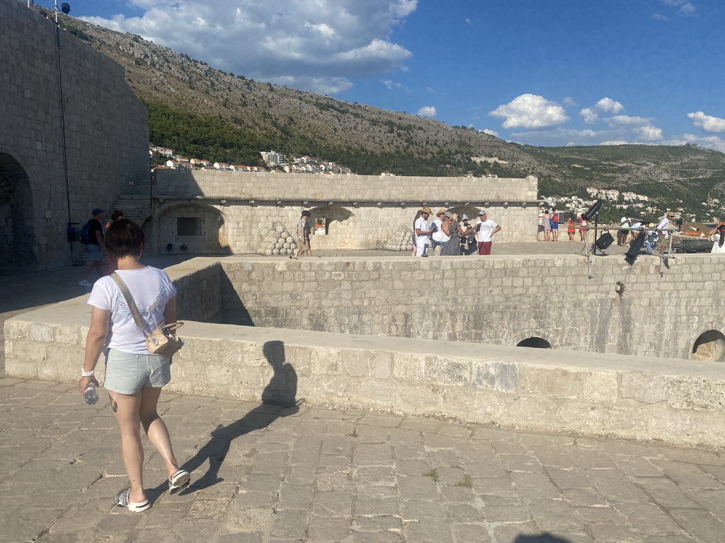 Miaomiao at the second floor of Fort Lovrijenac