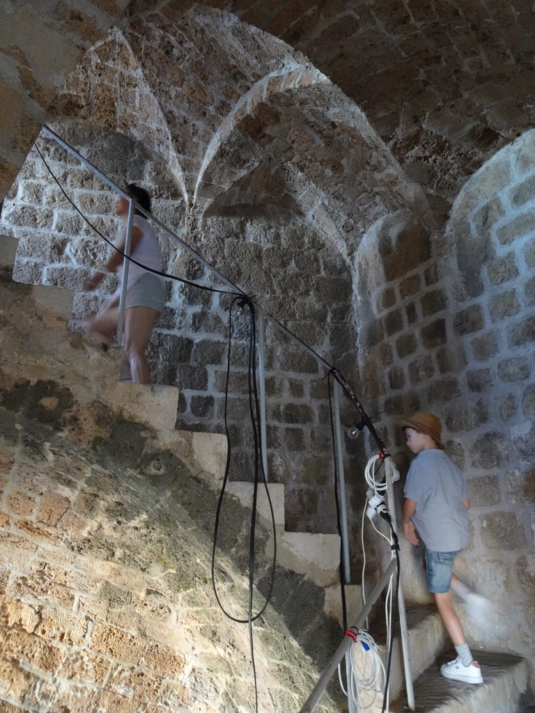 Miaomiao and Max at the staircase from the second to the third floor of Fort Lovrijenac