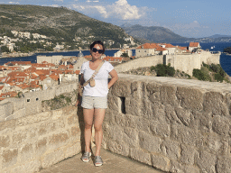 Miaomiao at the third floor of Fort Lovrijenac, with a view on the Old Town with the Tvrdava Bokar fortress and the southwestern city walls and Lokrum island