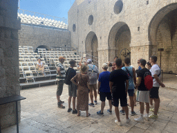Miaomiao and a Game of Thrones tour group at the theatre at the ground floor of Fort Lovrijenac
