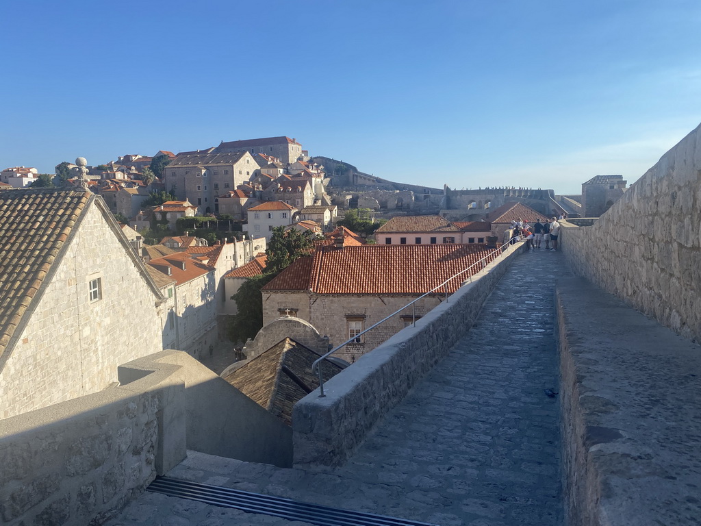 Top of the northwestern city walls, with a view on the Old Town