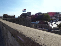 The top of the western city walls with the Tvrdava Bokar fortress, the Brsalje Ulica street and Fort Lovrijenac