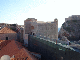 The top of the western city walls with the Tvrdava Bokar fortress and Fort Lovrijenac
