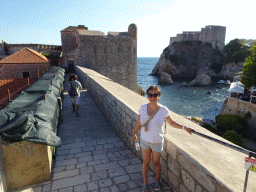 Miaomiao on top of the western city walls, with a view on the Tvrdava Bokar fortress, Kolorina Bay and Fort Lovrijenac