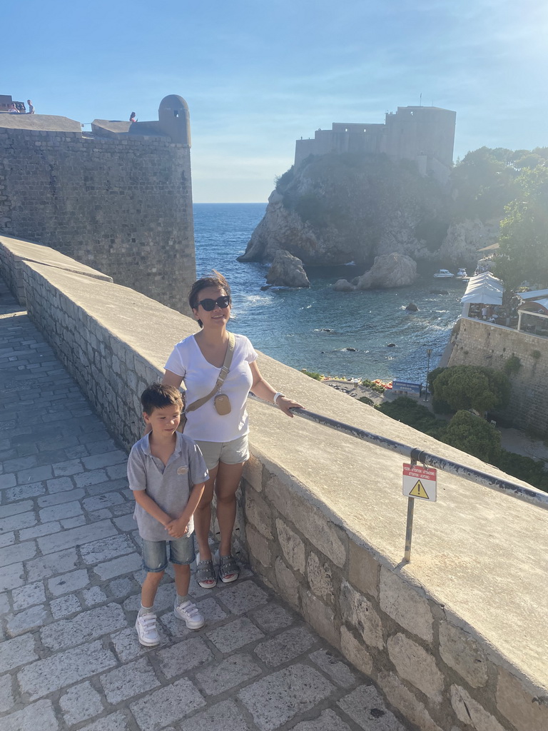 Miaomiao and Max on top of the western city walls, with a view on the Tvrdava Bokar fortress, Kolorina Bay and Fort Lovrijenac