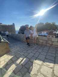 Tim and Miaomiao on top of the western city walls, with a view on the Tvrdava Bokar fortress and Fort Lovrijenac