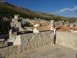 Miaomiao and Max at the top of the Tvrdava Bokar fortress, with a view on the Old Town with the western, northwestern and northern city walls, the Pile Gate, the Tvrdava Minceta fortress, the Franciscan Church and the Bell Tower