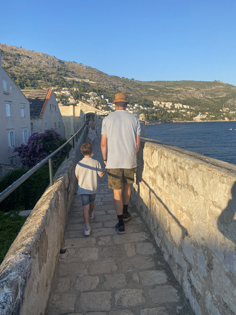 Tim and Max on top of the southeastern city walls, with a view on the Kula sv. Spasitelj fortress and the east side of the city