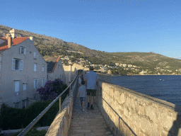 Tim and Max on top of the southeastern city walls, with a view on the Kula sv. Spasitelj fortress and the east side of the city