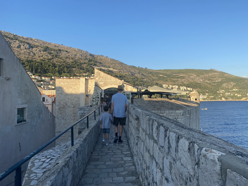 Tim and Max on top of the southeastern city walls, with a view on the Kula sv. Spasitelj fortress and the east side of the city