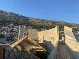 Tim and Max on top of the southeastern city walls, with a view on the Tvrdava Svetog Ivana fortress, the Church of St. Carmen, the Old Port and the north side of the city