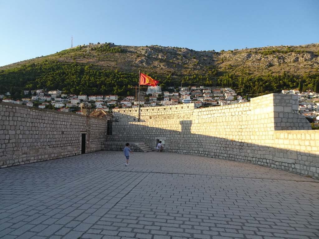 Miaomiao and Max on top of the Tvrdava Svetog Ivana fortress, with a view on the north side of the city with Mount Srd