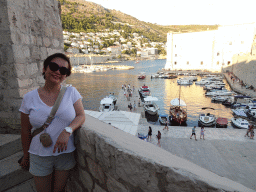 Miaomiao on top of the eastern city walls, with a view on the Old Port, the Tvrdava Svetog Ivana fortress and the east side of the city with the Lazareti Creative Hub of Dubrovnik, the Plaa Banje beach and the Hotel Excelsior