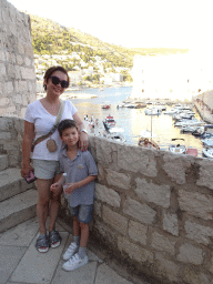 Miaomiao and Max on top of the eastern city walls, with a view on the Old Port, the Tvrdava Svetog Ivana fortress and the east side of the city