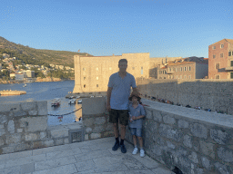 Tim and Max on top of the eastern city walls, with a view on the Old Port, the Tvrdava Svetog Ivana fortress and the east side of the city