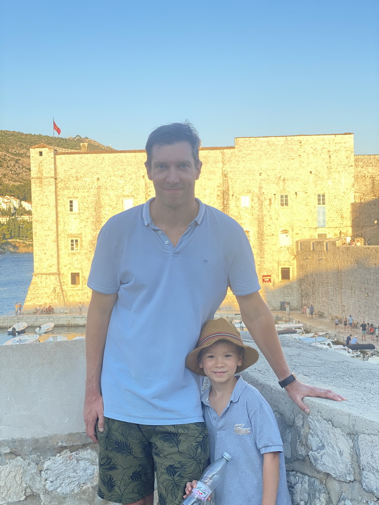 Tim and Max on top of the eastern city walls, with a view on the Old Port and the Tvrdava Svetog Ivana fortress