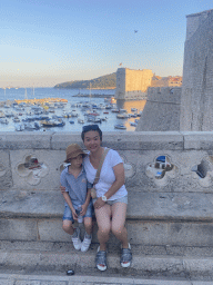 Miaomiao and Max at the Revelin Bridge, with a view on the Old Port, the Tvrdava Svetog Ivana fortress and the Lokrum island