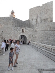 Miaomiao and Max at the Revelin Bridge, with a view on the northeastern city walls and the tower of the Dominican Monastery