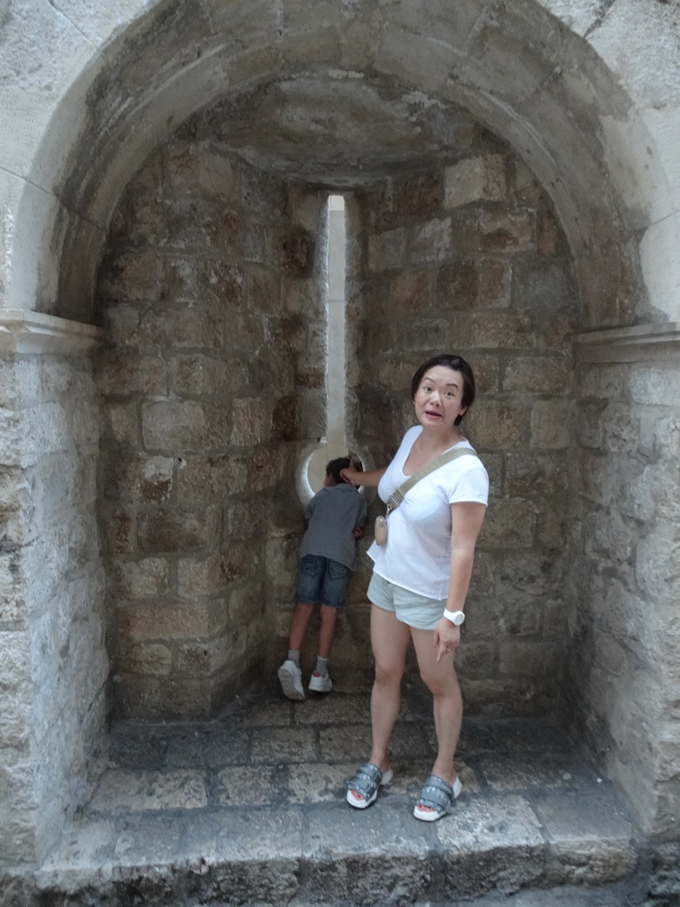 Miaomiao and Max looking through a window at the Ulica Svetog Dominika street