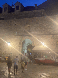 Gate from the Old Port to the Poljana Marina Drica street, by night