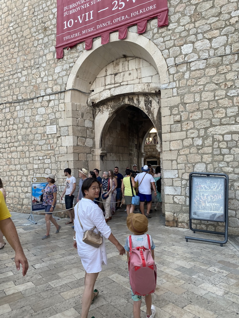 Miaomiao and Max in front of the gate from the Stradun street to the area behind the Pile Gate