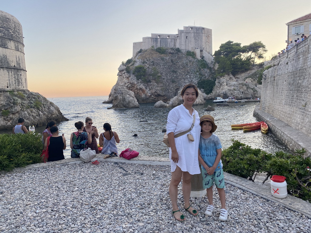 Miaomiao, Max and kayaks at Bokar Beach, with a view on the Tvrdava Bokar fortress, Kolorina Bay and Fort Lovrijenac