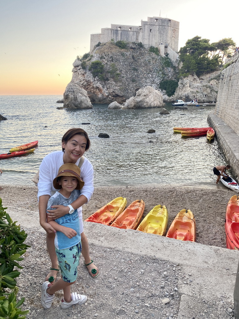 Miaomiao, Max and kayaks at Bokar Beach, with a view on Kolorina Bay and Fort Lovrijenac