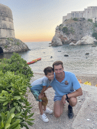 Tim, Max and kayaks at Bokar Beach, with a view on the Tvrdava Bokar fortress, Kolorina Bay and Fort Lovrijenac