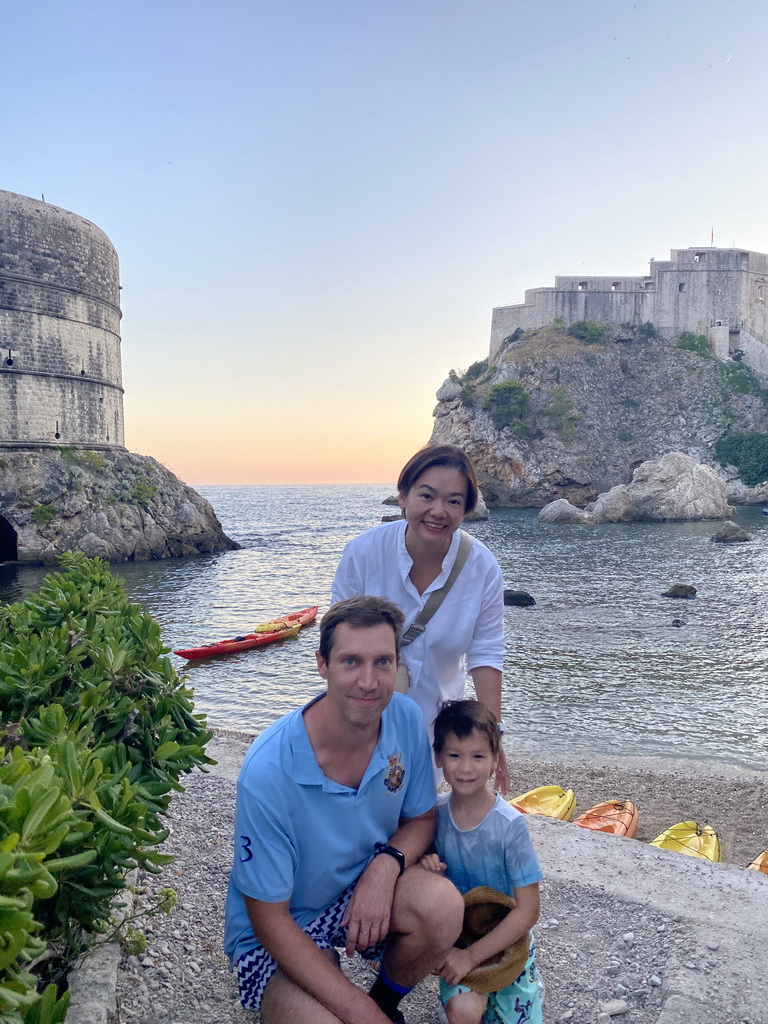 Tim, Miaomiao, Max and kayaks at Bokar Beach, with a view on the Tvrdava Bokar fortress, Kolorina Bay and Fort Lovrijenac