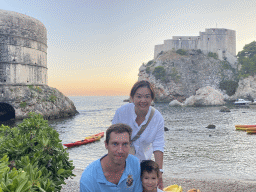 Tim, Miaomiao, Max and kayaks at Bokar Beach, with a view on the Tvrdava Bokar fortress, Kolorina Bay and Fort Lovrijenac