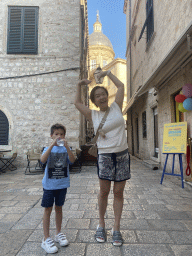 Miaomiao and Max in front of the Selfies & Memories Museum Dubrovnik at the Gunduliceva Poljana market square and the Dubrovnik Cathedral