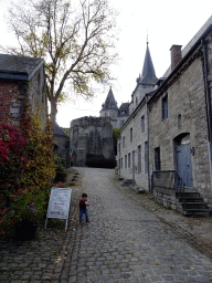 Max at the Rue des Récollets street, with a view on the Durbuy Castle