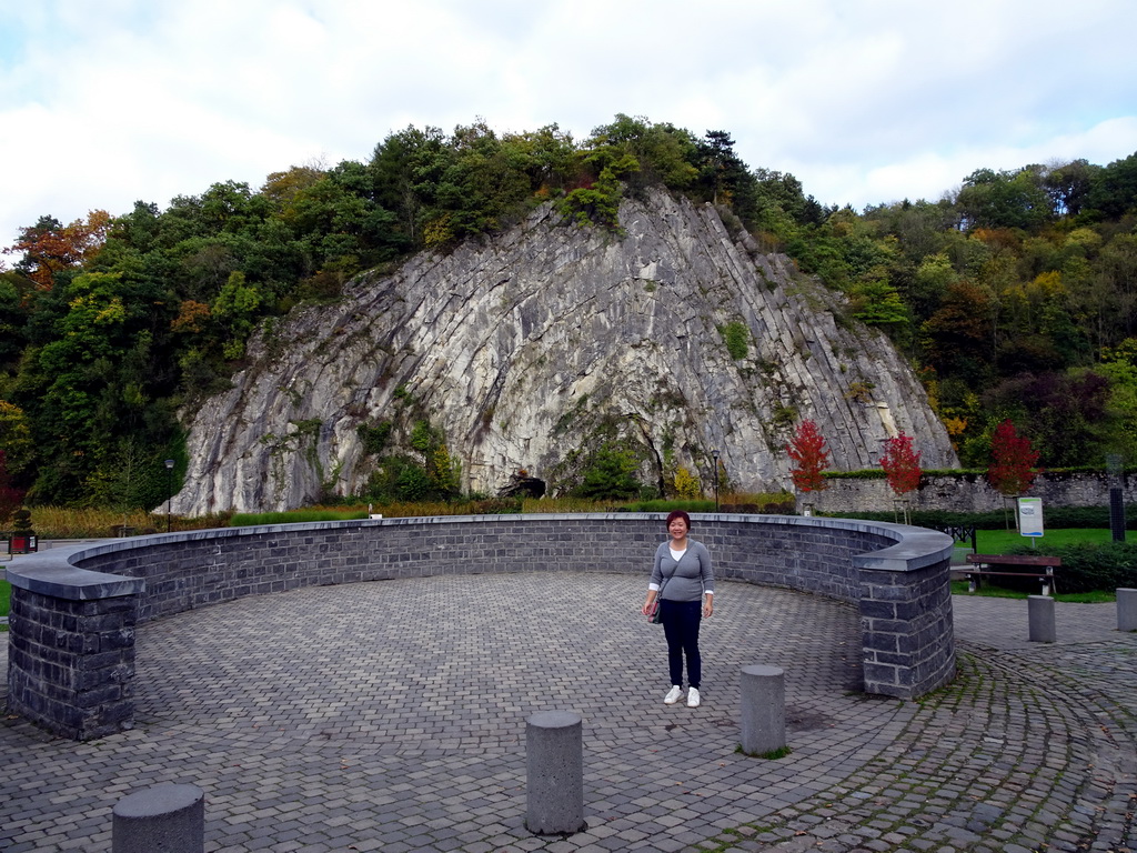 Miaomiao in front of the Anticline Durbuy at the Chemin Touristique road