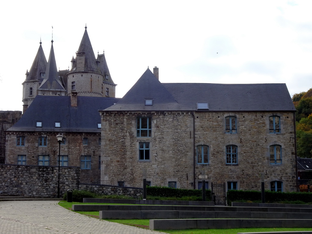 The Rue des Récollets street and the towers of the Église Saint-Nicolas church and the Durbuy Castle