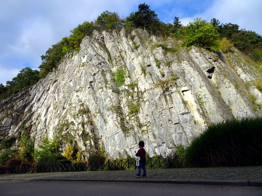 Max with a lolly in front of the Anticline Durbuy at the Chemin Touristique road